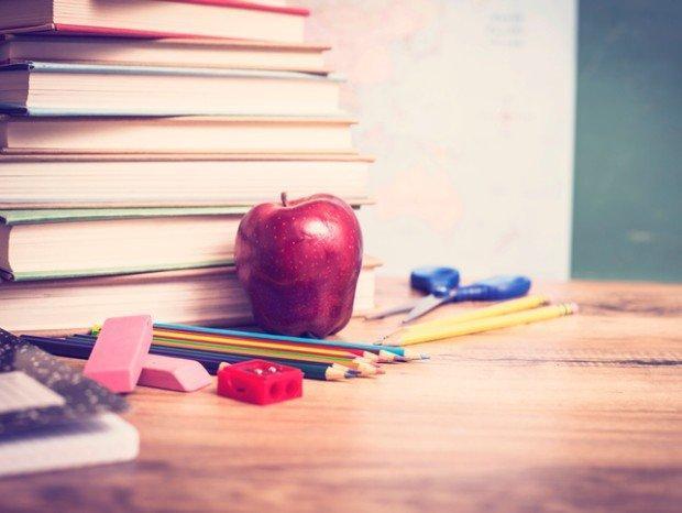 Jabłko i przyrządy szkolne